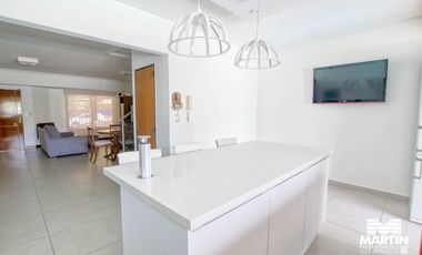 Casa duplex 5 ambientes con baño y toilette playroom jardin pileta quincho 2 cocheras