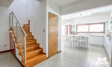 Casa duplex 5 ambientes con baño y toilette playroom jardin pileta quincho 2 cocheras