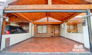 Casa duplex 5 ambientes con baño y toilette playroom jardin pileta quincho 2 cocheras