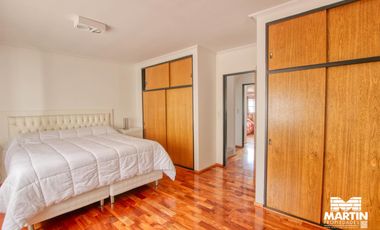 Casa duplex 5 ambientes con baño y toilette playroom jardin pileta quincho 2 cocheras