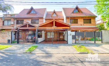 Casa duplex 5 ambientes con baño y toilette playroom jardin pileta quincho 2 cocheras