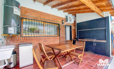 Casa duplex 5 ambientes con baño y toilette playroom jardin pileta quincho 2 cocheras