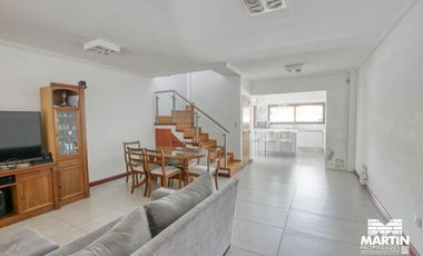 Casa duplex 5 ambientes con baño y toilette playroom jardin pileta quincho 2 cocheras