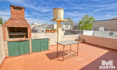 Casa con cuatro dormitorios (dos en suite) y jardín - Martínez