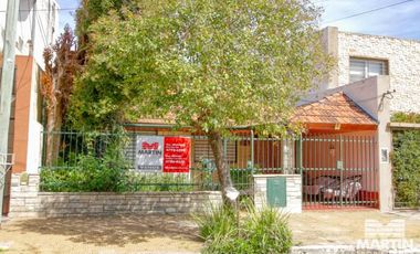 Casa con cuatro dormitorios (dos en suite) y jardín - Martínez