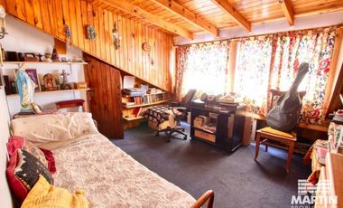 Casa con cuatro dormitorios (dos en suite) y jardín - Martínez