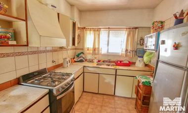 Casa con cuatro dormitorios (dos en suite) y jardín - Martínez