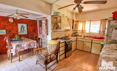 Casa con cuatro dormitorios (dos en suite) y jardín - Martínez