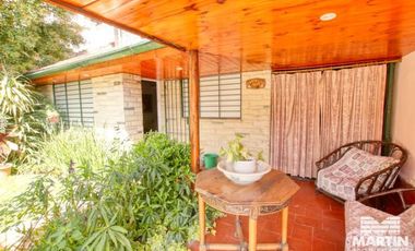 Casa con cuatro dormitorios (dos en suite) y jardín - Martínez