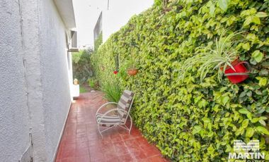 Casa con cuatro dormitorios (dos en suite) y jardín - Martínez