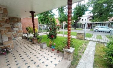 Casa en venta - 3 Dormitorios 2 Baños - Mar del Plata