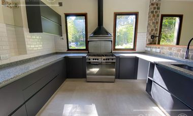 Casa en venta de cuatro ambientes en Abril Club de Campo, Guillermo Hudson