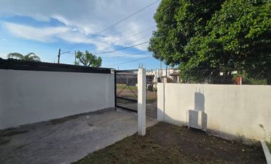 ALQUILER DE PH TIPO CASA - AL FRENTE - CON COCHERA - 3 AMBIENTES - EL JAGÜEL.