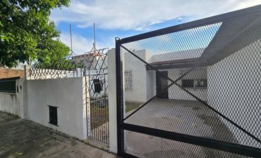 ALQUILER DE PH TIPO CASA - AL FRENTE - CON COCHERA - 3 AMBIENTES - EL JAGÜEL.