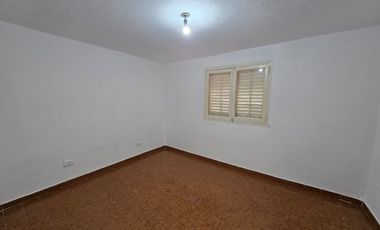 ALQUILER DE PH TIPO CASA - AL FRENTE - CON COCHERA - 3 AMBIENTES - EL JAGÜEL.