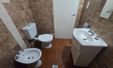 ALQUILER DE PH TIPO CASA - AL FRENTE - CON COCHERA - 3 AMBIENTES - EL JAGÜEL.