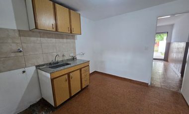 ALQUILER DE PH TIPO CASA - AL FRENTE - CON COCHERA - 3 AMBIENTES - EL JAGÜEL.