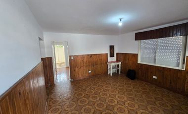 ALQUILER DE PH TIPO CASA - AL FRENTE - CON COCHERA - 3 AMBIENTES - EL JAGÜEL.