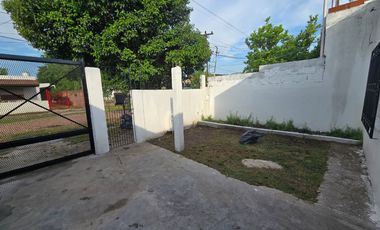 ALQUILER DE PH TIPO CASA - AL FRENTE - CON COCHERA - 3 AMBIENTES - EL JAGÜEL.