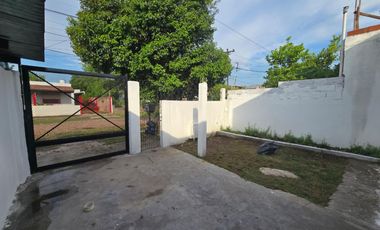 ALQUILER DE PH TIPO CASA - AL FRENTE - CON COCHERA - 3 AMBIENTES - EL JAGÜEL.