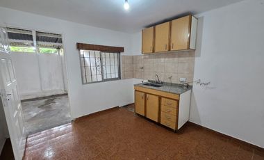 ALQUILER DE PH TIPO CASA - AL FRENTE - CON COCHERA - 3 AMBIENTES - EL JAGÜEL.