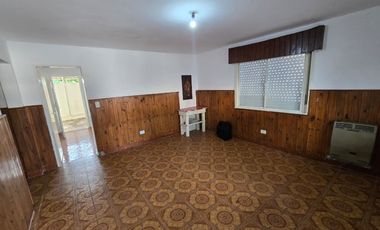 ALQUILER DE PH TIPO CASA - AL FRENTE - CON COCHERA - 3 AMBIENTES - EL JAGÜEL.