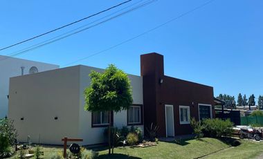 Casa en venta - 3 Dormitorios 3 Baños - 330Mts2 -  La Plata