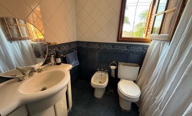 Casa en venta - 4 Dormitorios 2 Baños - 170Mts2 - Lobos