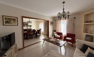 Casa en venta - 4 Dormitorios 2 Baños - 170Mts2 - Lobos