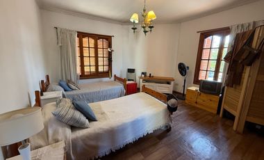 Casa en venta - 4 Dormitorios 2 Baños - 170Mts2 - Lobos