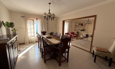 Casa en venta - 4 Dormitorios 2 Baños - 170Mts2 - Lobos