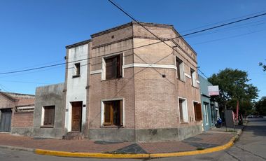 Casa en venta - 4 Dormitorios 2 Baños - 170Mts2 - Lobos