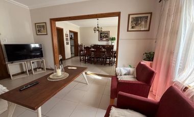 Casa en venta - 4 Dormitorios 2 Baños - 170Mts2 - Lobos