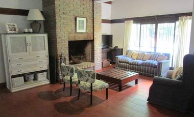 Casa en una planta con lindisimo jardin en el Barrio Los Nogales