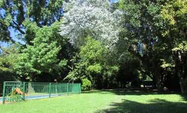 Casa en una planta con lindisimo jardin en el Barrio Los Nogales