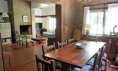 Casa en una planta con lindisimo jardin en el Barrio Los Nogales