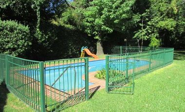 Casa en una planta con lindisimo jardin en el Barrio Los Nogales