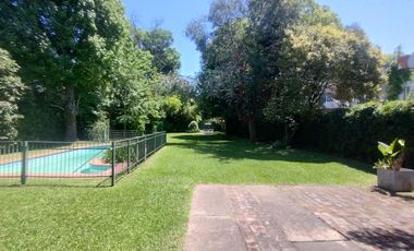 Casa en una planta con lindisimo jardin en el Barrio Los Nogales