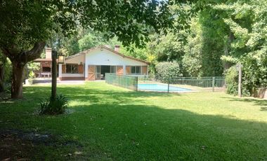 Casa en una planta con lindisimo jardin en el Barrio Los Nogales