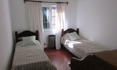 Casa en una planta con lindisimo jardin en el Barrio Los Nogales