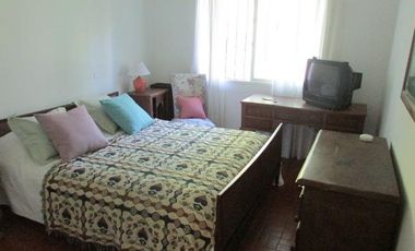 Casa en una planta con lindisimo jardin en el Barrio Los Nogales