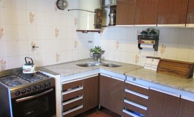 Casa en una planta con lindisimo jardin en el Barrio Los Nogales