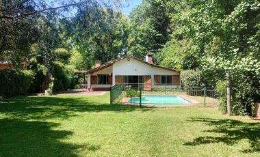 Casa en una planta con lindisimo jardin en el Barrio Los Nogales
