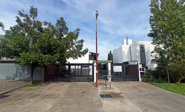 EN VENTA COMPLEJO EN FUNES 4 DEPARTAMENTOS 3 COCHERAS Y ESPACIOS COMUNES IDEAL INVERSORES