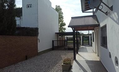 EN VENTA COMPLEJO EN FUNES 4 DEPARTAMENTOS 3 COCHERAS Y ESPACIOS COMUNES IDEAL INVERSORES