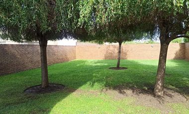 EN VENTA COMPLEJO EN FUNES 4 DEPARTAMENTOS 3 COCHERAS Y ESPACIOS COMUNES IDEAL INVERSORES