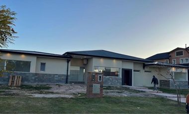 Casa en venta - 4 Dormitorios 2 Baños - Cochera - 1.800Mts2 - Ingeniero Maschwitz, Escobar