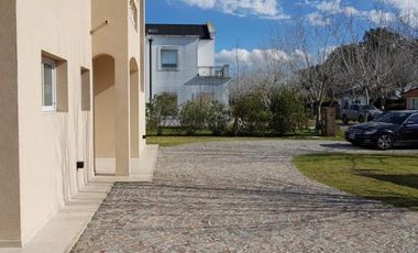 Casa en venta - 3 dormitorios 3 baños - 1250mts2 - Haras Del Sur I, La Plata