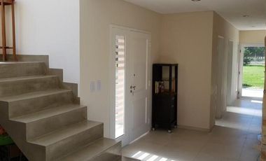 Casa en venta - 3 dormitorios 3 baños - 1250mts2 - Haras Del Sur I, La Plata