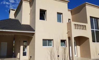 Casa en venta - 3 dormitorios 3 baños - 1250mts2 - Haras Del Sur I, La Plata